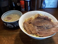 「岩塩ザルラーメン７８０円+豚リブテキサス３００円+大盛りなど」@ラーメンアキラの写真