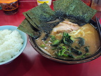 「ラーメン中盛+ライス」@杉田家 千葉祐光店の写真