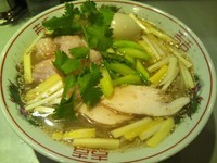 「【季節の中華そば】黄ニラと海老ワンタンの香味湯麺800＋味玉」@中華蕎麦 瑞山（ZUIZAN）の写真