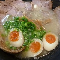 「とんこつ塩らーめん（チャーシュー＋味付玉子トッピング）」@らーめん悠の写真