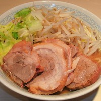 「豚増しらーめん（880円）＋やさい多め」@らーめん 陸 尾山台店の写真