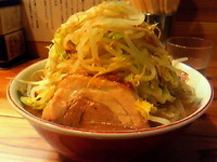 「小ラーメン 野菜マシマシにんにくカラメ、豚は脂身少ない所1枚」@ラーメン神豚 関東学院前店の写真