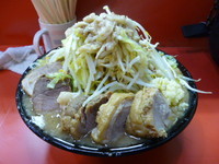 「大豚入りラーメン（ヤサイチョイ、ニンニク、アブラ）＋割れ玉子」@麺屋 桐龍の写真