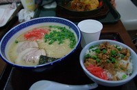 「宇明家とんこつらーめん+とろチャーシュー丼」@UMEIYA(宇明家) 東京タワー店の写真