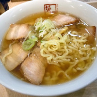 「喜多方らーめん￥５８０＋サービス半ライス」@喜多方ラーメン坂内 新宿西口思い出横丁店の写真
