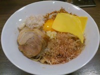 「まぜそば 並 （チーズ アブラ ニンニク少々） 750円」@ジャンクガレッジ 東京ラーメンストリートの写真