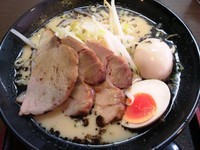 「醤油ラーメン（４９０円）＋チャーシュー（百円）＋味玉（百円）」@鶏坊やの写真