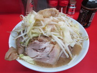 「豚入りラーメン750円(ヤサイチョイ増し、ニンニク、アブラ)」@ラーメン二郎 松戸駅前店の写真