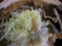 「らーめん（７００円）・ニンニク」@らーめん ぽっぽっ屋 水道橋店の写真