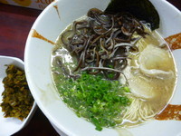 「ラーメン（ハリガネ）＋キクラゲ＋高菜＋替玉（無料）」@らーめん 由宇松本の写真