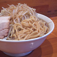 「ラーメン550円（ヤサイ多め、カラメ、鰹節）」@ラーメン 麺処 なるとの写真