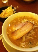 「濃厚醤油とんこつ（ヤサイオオモリ）」@麺家 徳 アトレ川崎店の写真