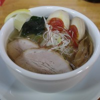 「あご潮らーめん 700円＋味付玉子 50円」@中華そば専門 めんやいただきの写真