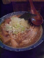 「濃厚狼煙ラーメン（大盛り）＋刻みタマネギ」@狼煙 〜NOROSHI〜の写真