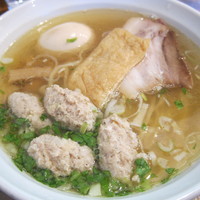 「あっさり魚出汁（塩）（６５０円）＋つくね、味玉（各１００円）」@はりけんラーメンの写真