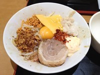 「まぜそば750円（ニンニク以外全増し）」@ジャンクガレッジ イオンレイクタウンmori店の写真