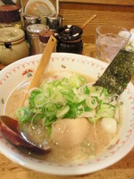 「しょうゆとんこつラーメン　味玉子」@とんこつらーめん 笑丸の写真