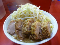 「小豚入りラーメン＋半熟玉子」@麺屋 桐龍の写真