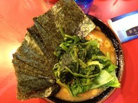 「大盛りラーメン+海苔+ほうれん草+チンゲン菜」@家系総本山 ラーメン吉村家の写真