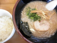 「白とん＋ごはん小　「650円円＋100円」」@うまいとんこつ ゑびすの写真