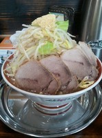 「大豚＋ニンニクまし・野菜ましまし」@麺でる 多摩センター店の写真