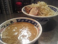 「つけめん（あつもり、麺少なめ、野菜＆にんにく多め）700円」@らーめん大 蒲田店の写真