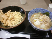 「野菜たっぷりつけ麺（麺半玉でメンマ、あつもり）」@久臨 ダイバーシティ東京プラザ店の写真