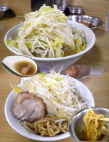 「少なめ　600円以上 + 生卵（ヤサイマシマシ）」@ラーメン二郎 栃木街道店の写真