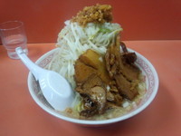 「獅子ふじ麺中盛(300g)豚3枚ﾆﾝﾆｸ有700円」@獅子王の写真