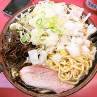 「ラーメン（中盛）＋ヤサイマシ（多め）＋キクラゲ＋タマネギ」@王道家の写真