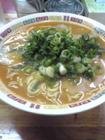 「ぴり辛ニンニクラーメン 大」@鶴はしラーメンの写真