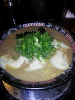 「ラーメン、ネギ増し、替え玉（ほぐしチャーシュー）」@無鉄砲 東京中野店の写真