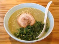 「からし入りラーメン+替玉」@らーめん まる玉 辻堂店の写真