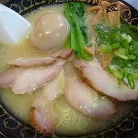 「鶏白湯特　炙り鶏又焼味玉入り」@支那そば きび 桃太郎外伝の写真