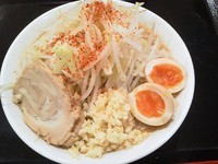 「味玉ラーメン（中）ニンニク・ヤサイマシ￥820円」@ジャンクガレッジ イオン北戸田店の写真