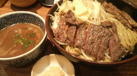 「つけめん 大盛 （ﾆﾝﾆｸ ﾔｻｲﾏｼ）+ｽﾃｰｷ」@ラーメン燈郎の写真