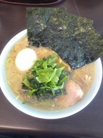 「ラーメン並、味玉、キャベツ、半ライス（６５０＋各１００円）」@花見家の写真