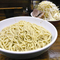 「麺マシ 大つけ麺 950円（あつもり・ヤサイマシ・麺カタメ）」@ラーメン二郎 新小金井街道店の写真