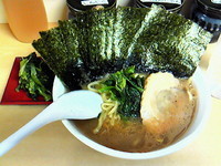 「ラーメン麺固め ￥700＋海苔￥100＋ほうれん草￥100」@横浜ラーメン 町田家 相模原矢部店の写真