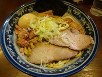 「燻玉油そば　チャーシュー1枚プラス　950円」@兎に角 松戸店の写真