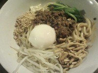 「汁無し坦々麺　８８０円＋温泉卵８０円」@自家製麺 ほうきぼし 志茂店の写真