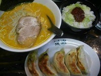 「豚骨味噌ラーメン+ラー油ご飯+餃子」@ラーメン道楽 新宿店の写真