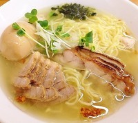 「鶏ぶた塩拉麺750円半熟味玉50円」@富白 御徒町本店の写真