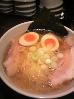 「塩ラーメン（エビ油）700円＋味玉100円」@宗家一条流がんこラーメン 十八代目の写真
