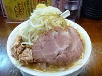 「みちるめん　崩し豚サービス　６８０円」@ガツ盛リラーメン みちる屋 松戸店の写真