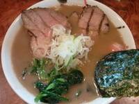 「豚骨醤油ラーメン650＋特製炙りチャーシュー380」@つけ麺 目黒屋の写真