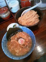 「つけ麺（変り麺：焙煎全粒平打麺）７５０円」@つけ麺 紅葉の写真