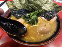 「チャーシューラーメン＋玉ねぎ＋味玉＋海苔増し￥８７０」@家系総本山 ラーメン吉村家の写真
