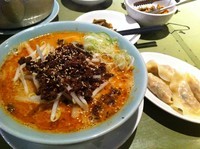 「白胡麻坦々麺+餃子（ランチセット）」@ちょもらんま酒場 恵比寿東口店の写真