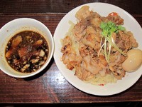 「肉盛りつけ麺並780円＋肉増し250円＋無料味玉」@魁 肉盛りつけ麺 六代目けいすけの写真